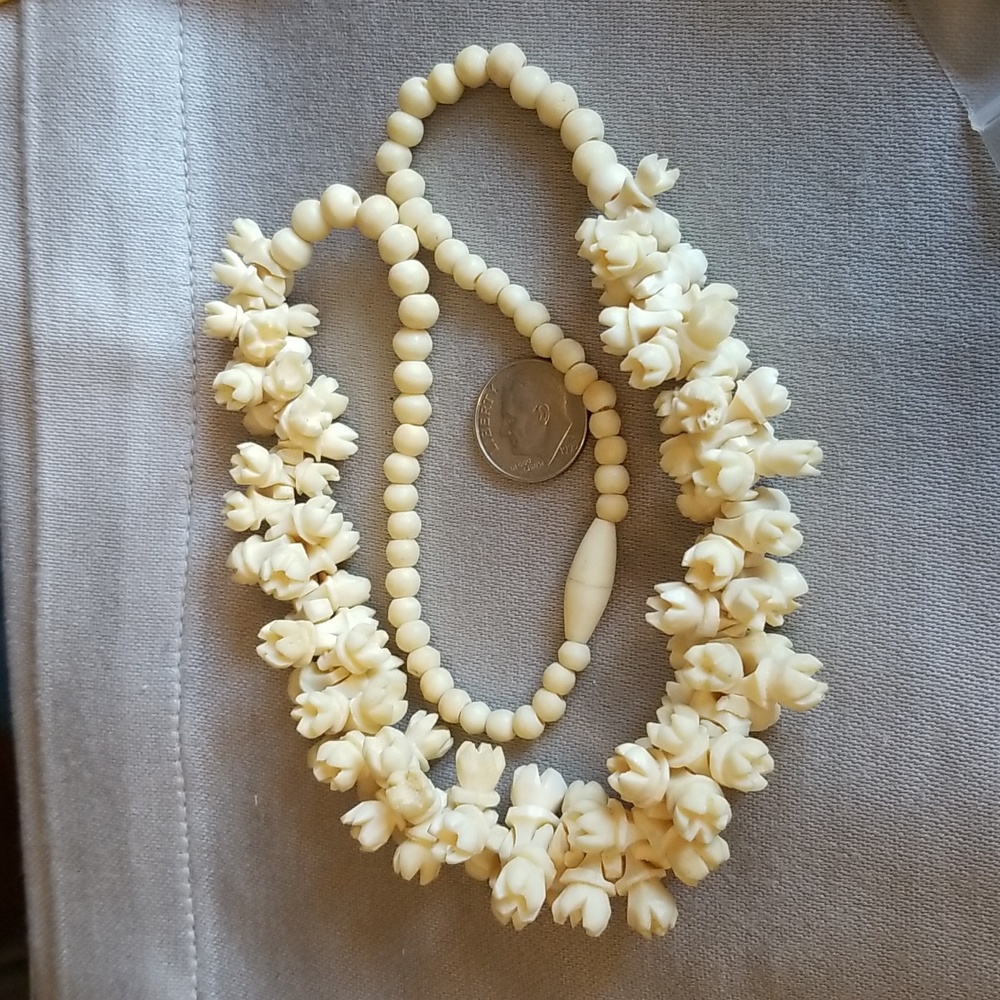 Vintage CARVED FLOWERS NECKLACE